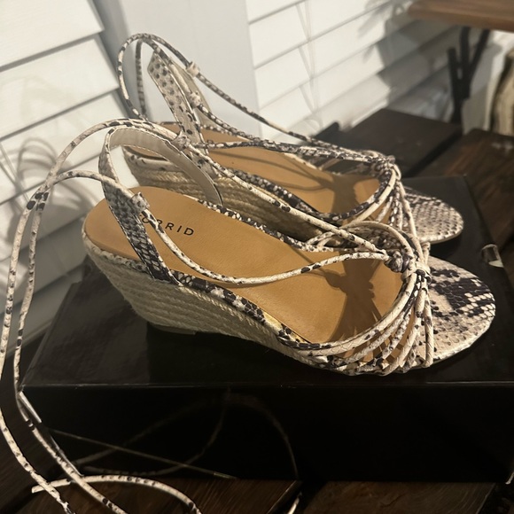 Torrid 7.5 wide snake print lace up cork wedge never worn. - Picture 3 of 4